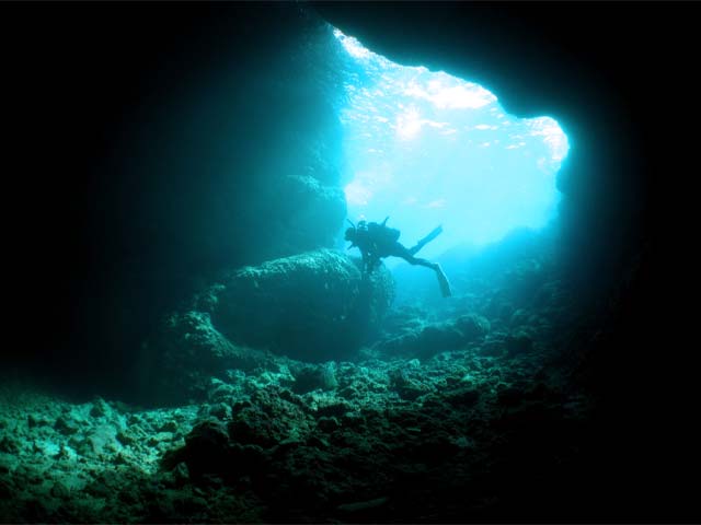 真栄田岬青の洞窟写真１