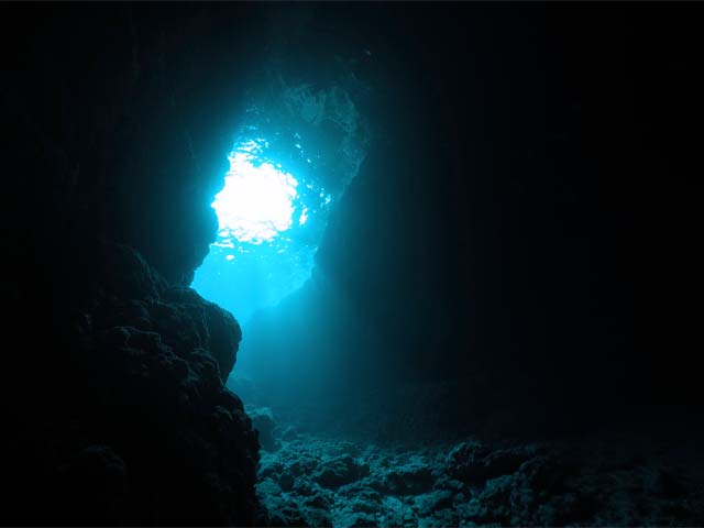 真栄田岬青の洞窟写真２