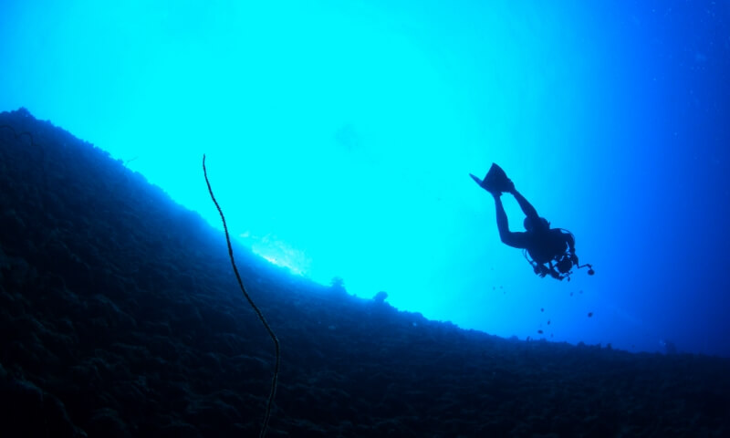 深い海を泳ぐダイバー